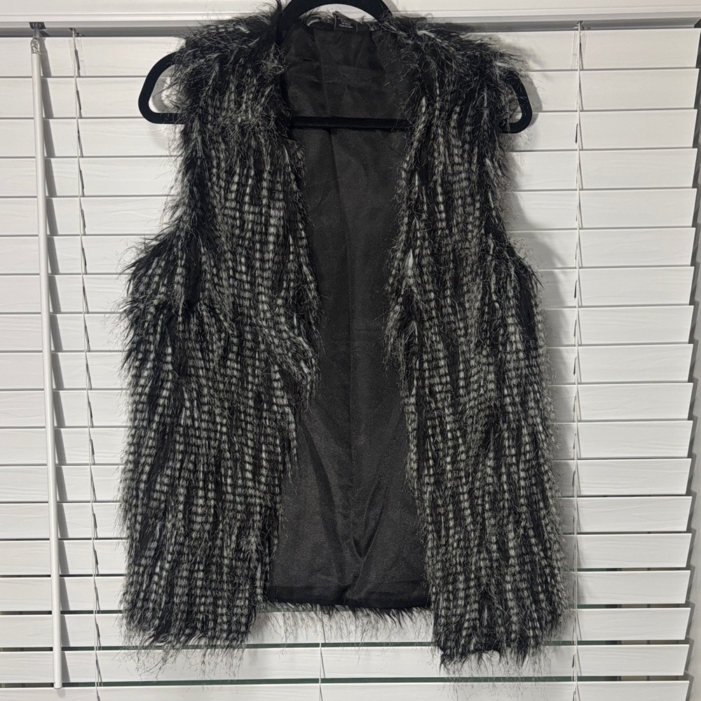 2 Chic Faux Fur Vest in Black and Gray
